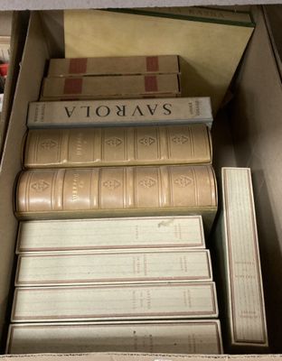 une boîte remplie de livres posée sur une table