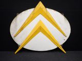 une image représentant une assiette blanche et jaune sur laquelle figurent trois flèches jaunes