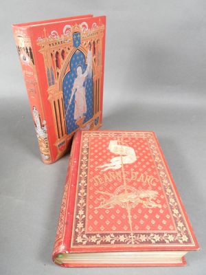deux livres posés l'un à côté de l'autre sur une table