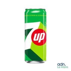 Une canette de Mountain Dew 7Up sur fond blanc, ornée d'une bande verte et rouge
