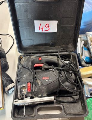 une boîte contenant des outils posée sur une table