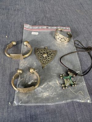 Un lot de bijoux traditionnels, Afrique du Nord, dont deux b…