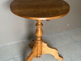 une petite table avec un plateau en bois sur un sol carrelé