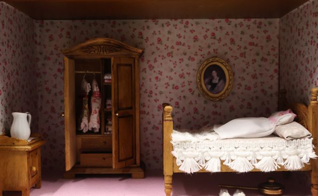 Diorama. Composition miniature, dans une vitrine en bois, vitre e...