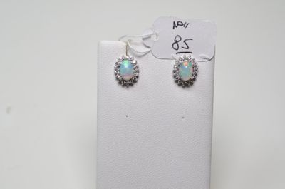 une paire de boucles d'oreilles en oplite et diamants