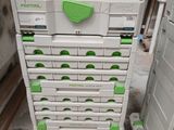 un grand nombre de boîtes empilées les unes sur les autres
