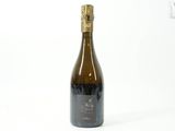 la bouteille de vin est posée sur une surface blanche