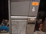 une photo d'un petit réfrigérateur dans un garage