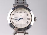 une montre en argent avec des chiffres romains sur le cadran