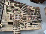 beaucoup de petits soldats en plastique posés sur une table