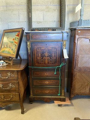une commode, un meuble à tiroirs et un miroir dans une pièce