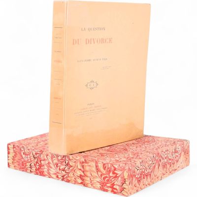deux livres posés l'un sur l'autre sur une surface blanche