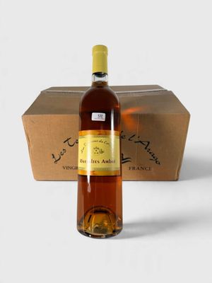 une bouteille de vin à côté d'une boîte en carton