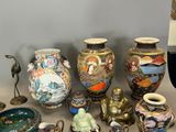 many vases that are sitting next to each other