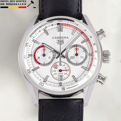 un gros plan d'une montre avec une trotteuse rouge