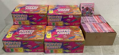 plusieurs boîtes de « puffer poppers » empilées les unes sur les autres