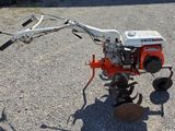un petit tracteur équipé d'une charrue