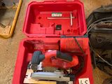 une boîte à outils rouge avec des outils sur le sol