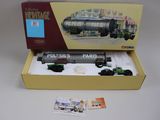 une boîte sur laquelle est représenté un petit train qui se trouve à l'intérieur de la boîte