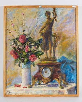 un tableau représentant une statue et un vase de fleurs posé sur une table