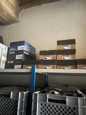 de nombreuses boîtes posées sur une étagère dans une pièce