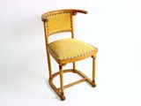 une chaise en bois avec une assise jaune sur fond blanc