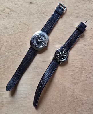 deux montres posées sur une table en bois