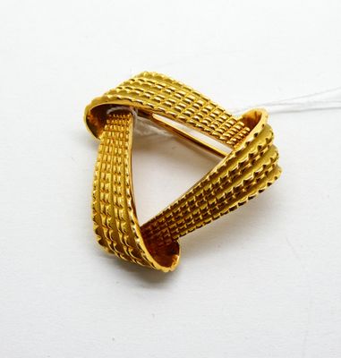 une broche en or ornée d'un motif triangulaire