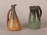 trois vases posés l'un à côté de l'autre sur une table