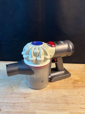 un petit sèche-cheveux posé sur une table en bois