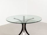 une table en verre avec une base en métal et un plateau en verre