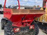 un camion-benne rouge garé à côté d'un camion-benne jaune