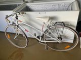 un vélo garé devant un congélateur