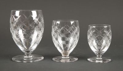 trois verres à vin en cristal posés les uns à côté des autres sur une table
