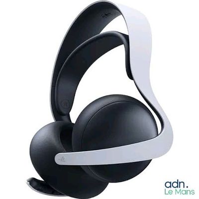 Le casque est noir et blanc, avec une bande blanche.