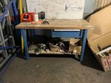 un établi sur lequel se trouvent tout un tas d'outils