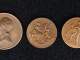 trois pièces d'or sur lesquelles figurent l'effigie d'une femme et d'un homme