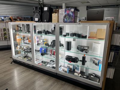 Contenu de trois vitrines : - Photo 1