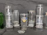 un grand nombre de bouteilles en verre posées sur une table