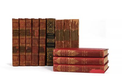 plusieurs vieux livres sont empilés sur une surface blanche
