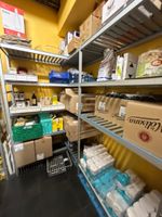 (A l'étage) 7 étagères alimentaires, 7 vestiaires et stock d…