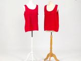deux hauts rouges posés sur un mannequin, devant un fond blanc