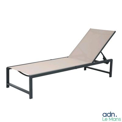 La chaise longue est en métal et est recouverte d'une housse beige.