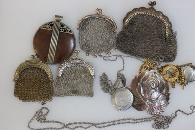 un grand nombre de sacs à main posés sur une table
