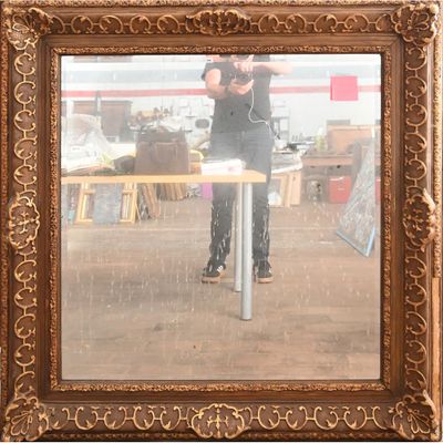 un homme se prenant en photo dans un miroir