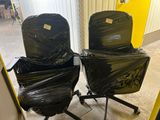deux chaises emballées dans du plastique et placées l'une à côté de l'autre