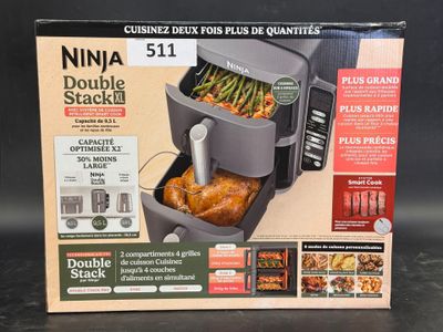 boîte contenant un « Ninja Double Stacker » garni de poulet et de légumes