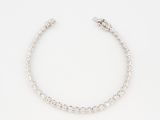 un bracelet en or blanc serti de diamants ronds taille brillant