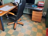 un bureau sur lequel se trouvent un ordinateur et un portable