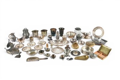 beaucoup d'objets en argent qui se trouvent sur la table